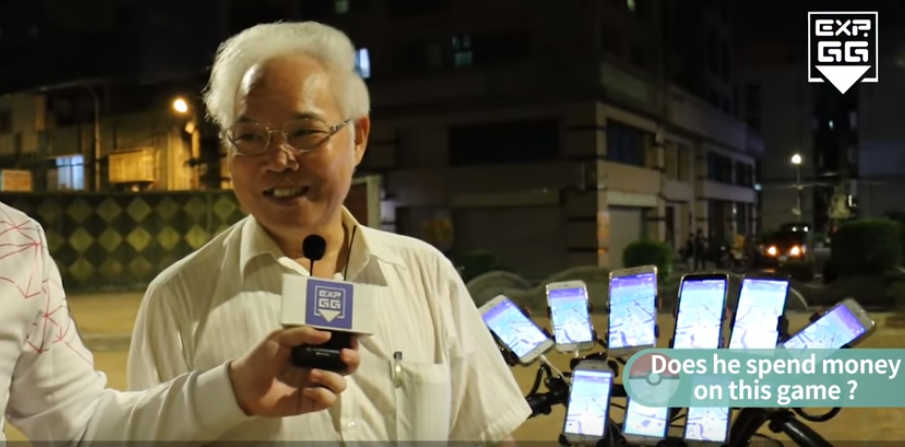 Keren! Kakek 70 Tahun Berburu Pokemon Pakai 9 Ponsel